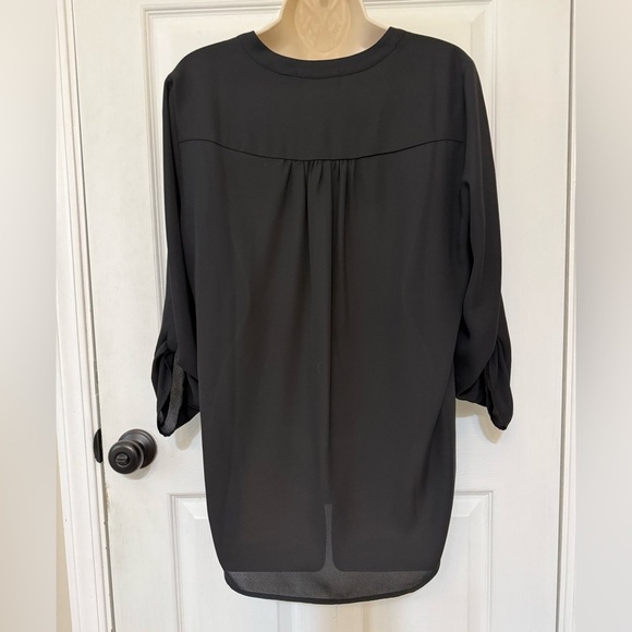 Everleigh Black V-Neck Roll Tab Blouse Lightweight Size S - Picture 4 of 4